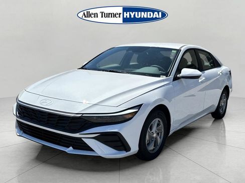 New 2026 Hyundai Elantra SE FWD image 3