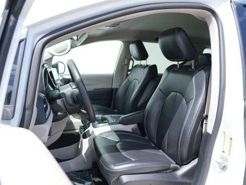 Used 2023 Chrysler Pacifica Touring-L FWD image 12