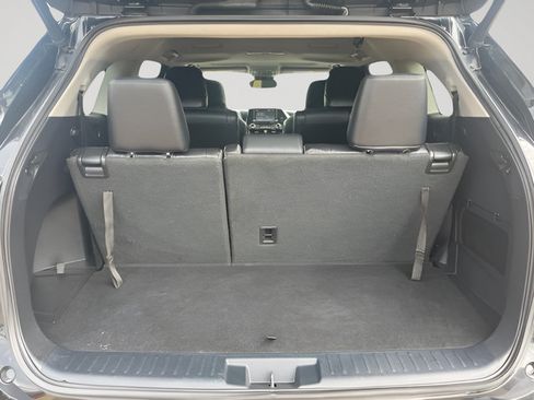 Used 2021 Toyota Highlander XLE FWD image 7
