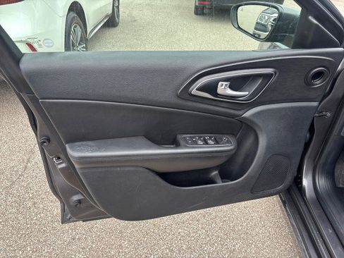 Used 2017 Chrysler 200 Limited Platinum w/ Comfort & Convenience Group image 9