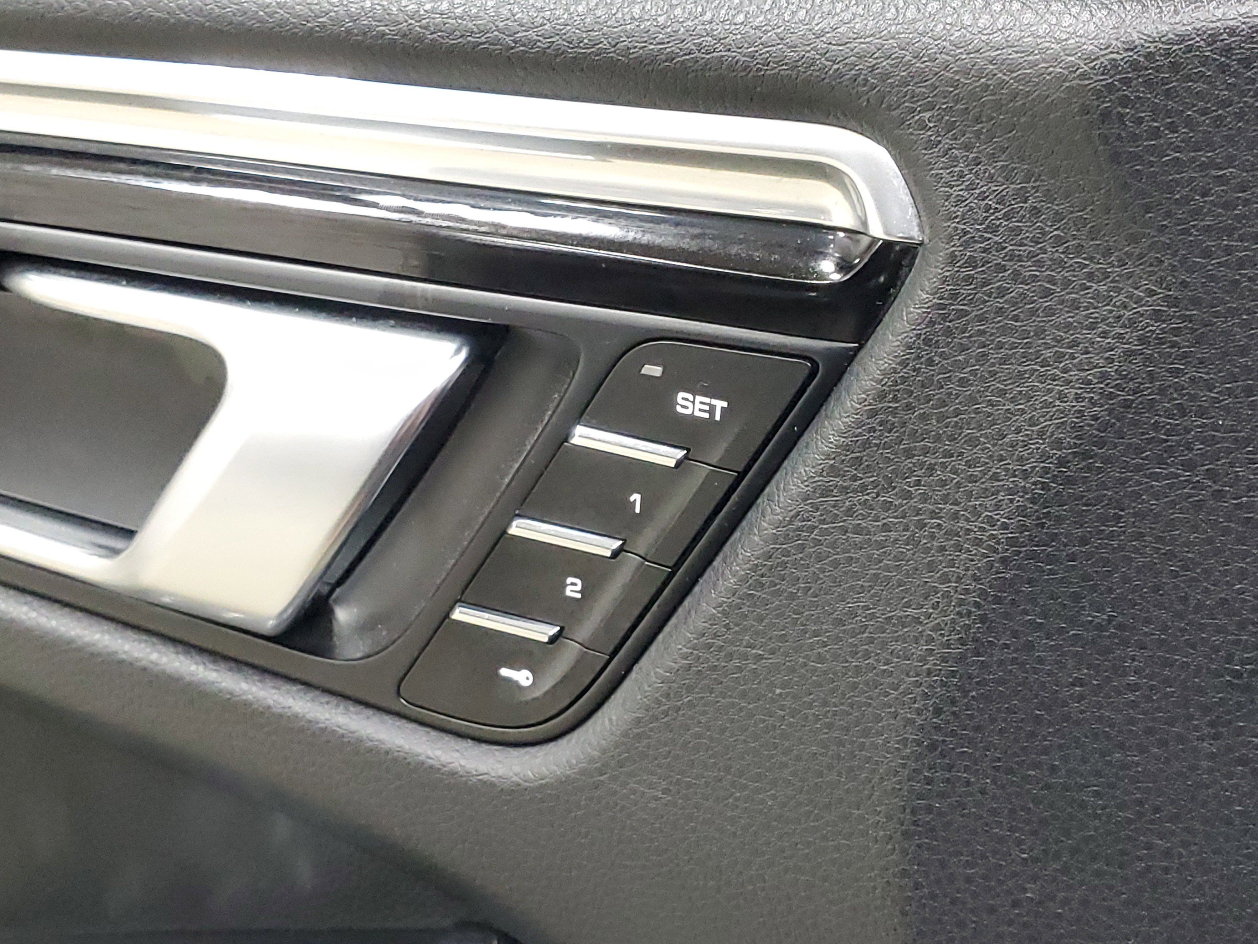 Used 2025 Porsche Macan AWD/4WD image 23