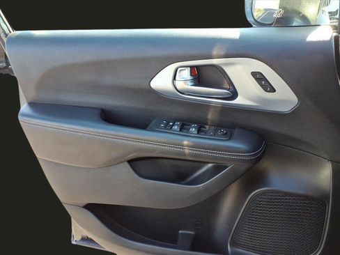 Used 2020 Chrysler Pacifica Touring-L Plus w/ S Appearance Package image 19