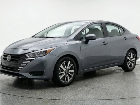 Used 2025 Nissan Versa SV image 3