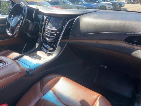 Used 2019 Cadillac Escalade Premium Luxury AWD/4WD image 18