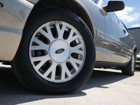 Used 2004 Ford Crown Victoria LX RWD image 23