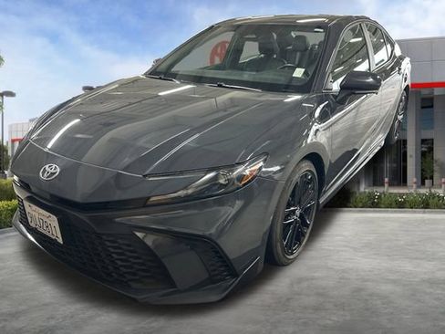 Used 2025 Toyota Camry SE FWD image 3