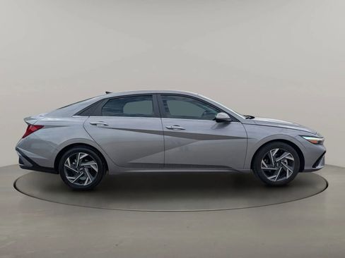 Used 2024 Hyundai Elantra SEL w/ Convenience Package image 3