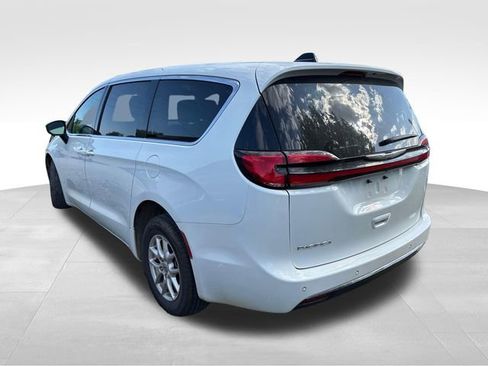 Used 2023 Chrysler Pacifica Touring-L FWD image 5