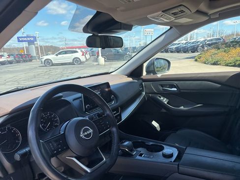 Used 2022 Nissan Rogue SV w/ SV Premium Package image 16