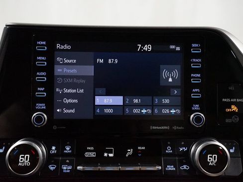 Certified 2021 Toyota Highlander XLE FWD image 17