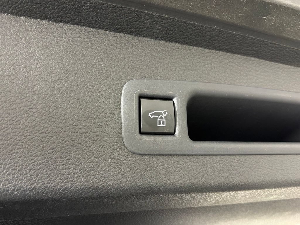 Used 2025 Toyota Sienna XSE AWD/4WD image 43