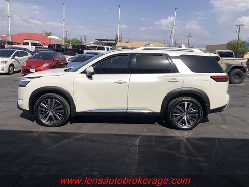 Used 2022 Nissan Pathfinder Platinum w/ Cargo Package FWD image 4