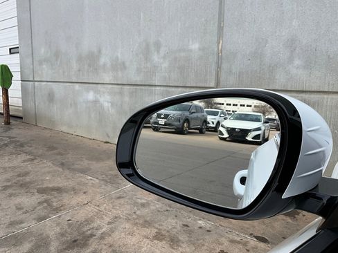 Used 2025 Genesis G70 2.5T image 19