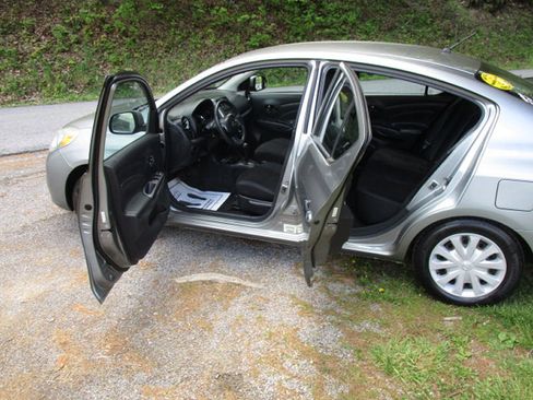 Used 2012 Nissan Versa SV FWD image 11