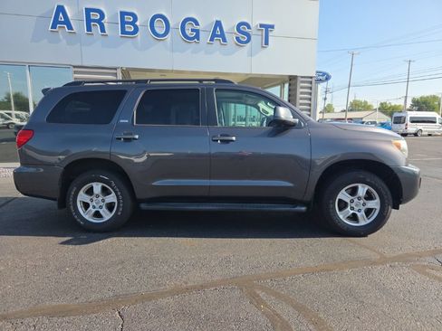 Used 2014 Toyota Sequoia SR5 w/ Premium Package AWD/4WD image 4