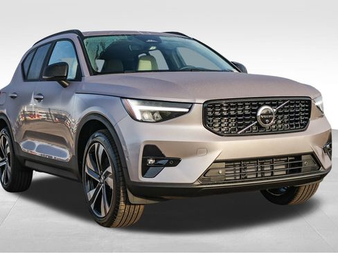New 2026 Volvo XC40 B4 Plus w/ Climate Package FWD image 3