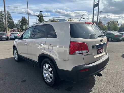Used 2011 Kia Sorento LX image 9