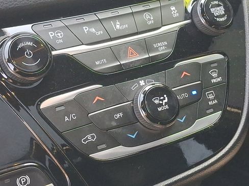 Certified 2020 Chrysler Pacifica Touring-L w/ Advanced Safetytec Group FWD image 17