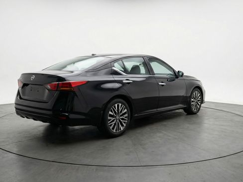 Used 2025 Nissan Altima 2.5 SV image 9