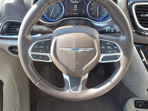 Used 2017 Chrysler Pacifica Touring-L FWD image 13