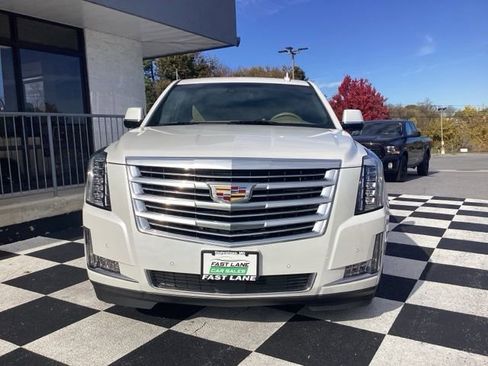 Used 2018 Cadillac Escalade Platinum AWD/4WD image 3