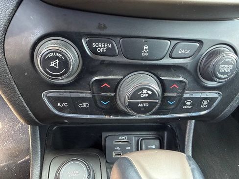 Used 2014 Jeep Cherokee Limited w/ Luxury Group AWD/4WD image 26