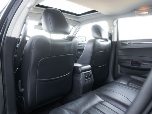 Used 2010 Chrysler 300 C image 22