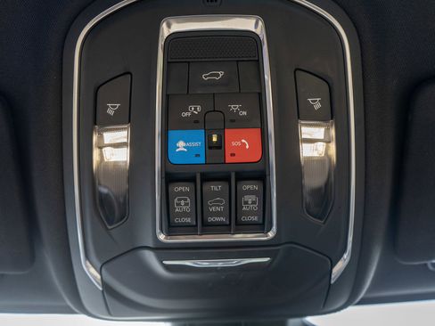 Used 2023 Jeep Grand Cherokee L Limited w/ Luxury Tech Group II image 21