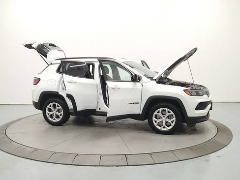 Used 2024 Jeep Compass Latitude AWD/4WD image 17