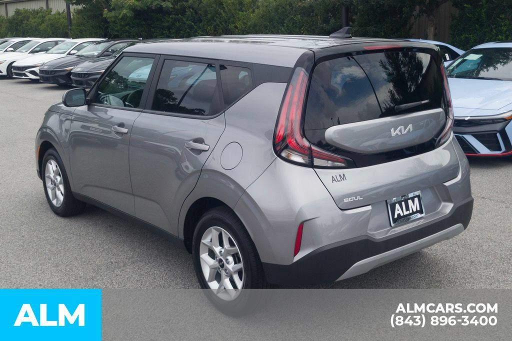 Used 2025 Kia Soul LX FWD image 9