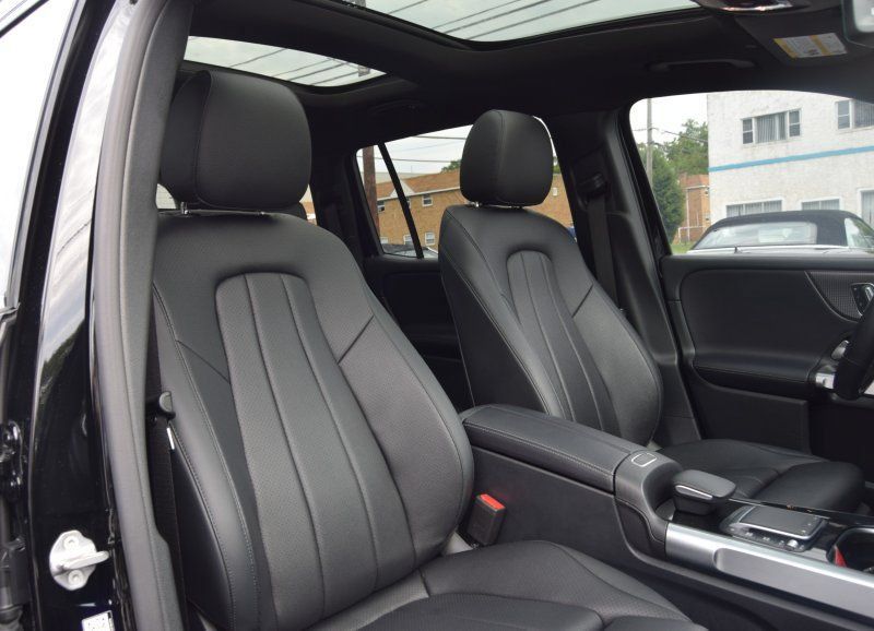 Used 2021 Mercedes-Benz GLB 250 4MATIC w/ Premium Package image 22