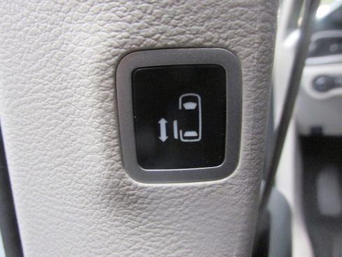 Used 2023 Chrysler Pacifica Touring-L FWD image 27