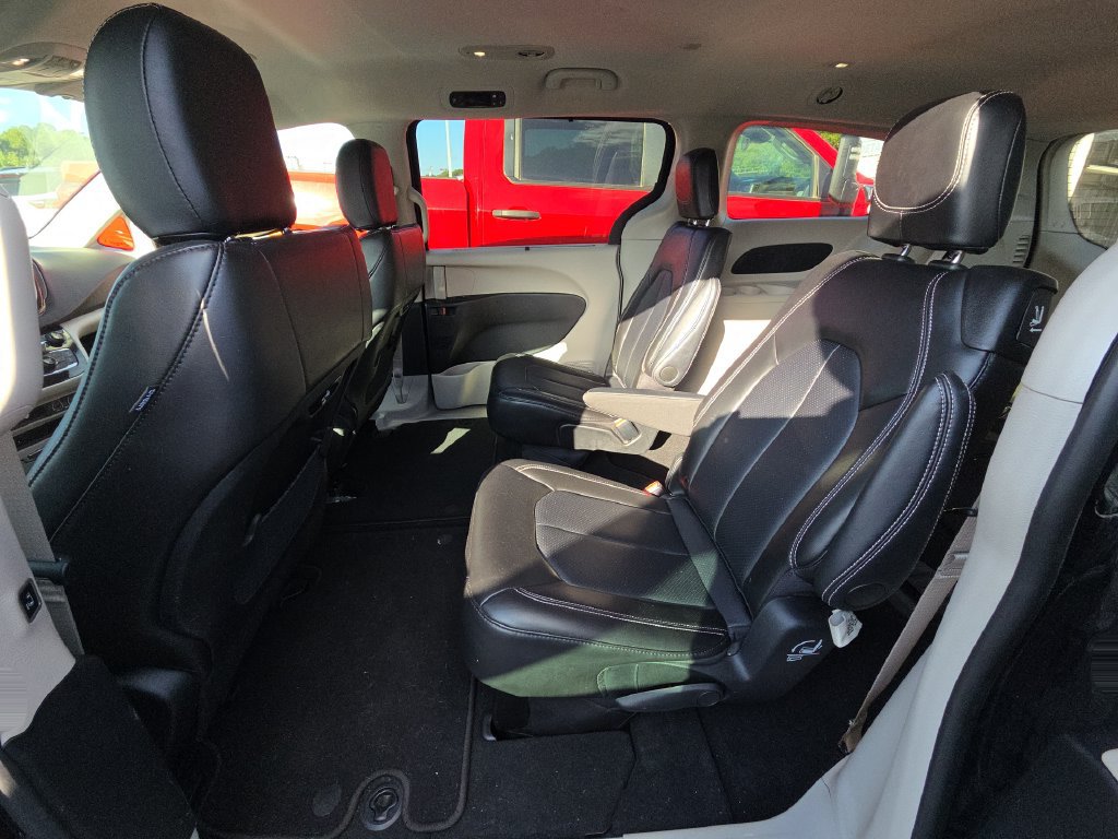Used 2024 Chrysler Pacifica Touring-L FWD image 12