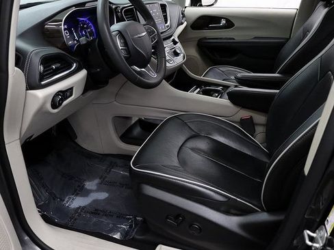 Used 2023 Chrysler Pacifica Limited FWD image 12