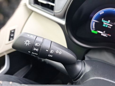 Used 2025 Toyota Sienna Platinum AWD/4WD image 21