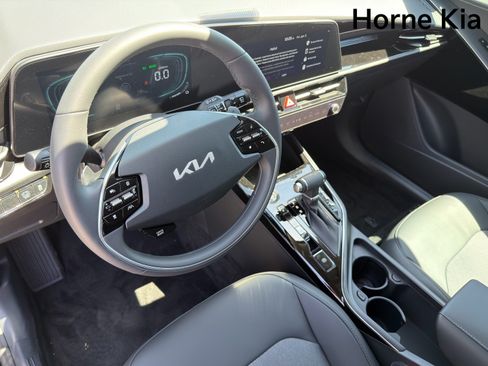 New 2026 Kia Niro EX FWD image 11