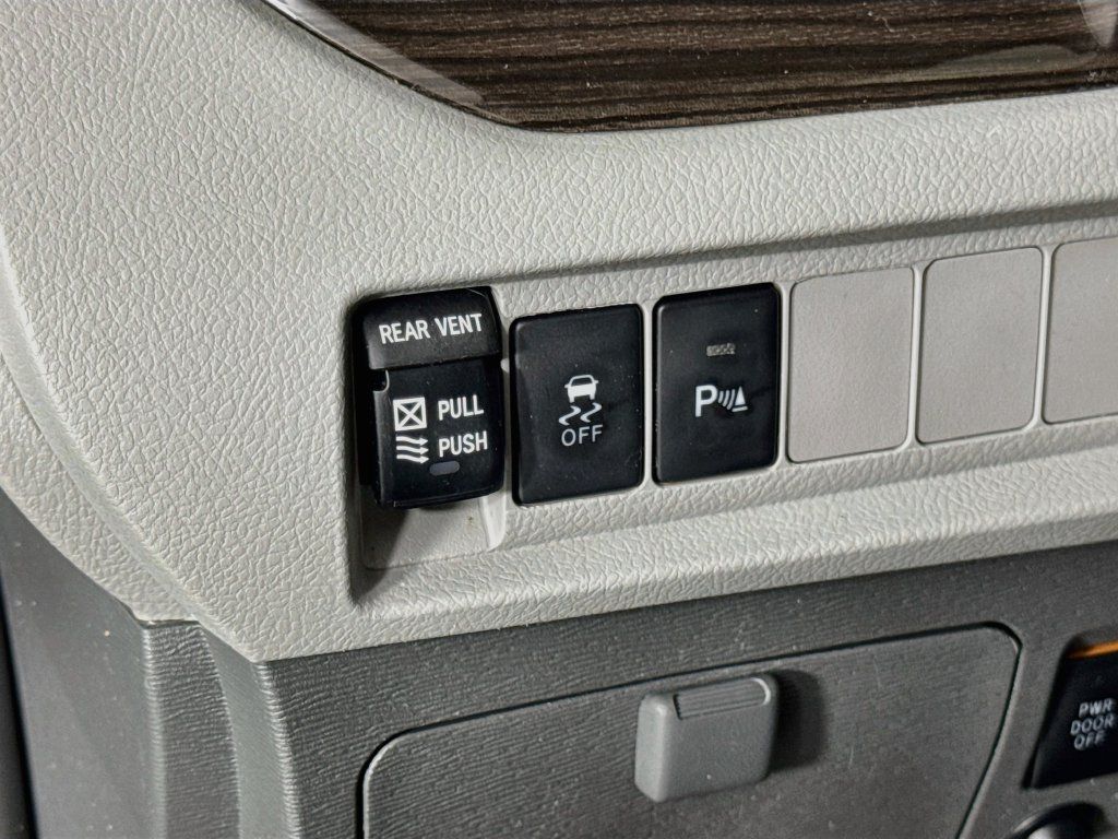 Used 2018 Toyota Sienna Limited FWD image 20