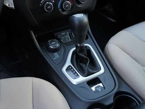 Used 2017 Jeep Cherokee Sport image 24