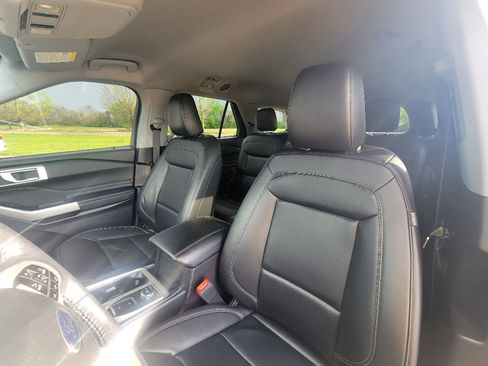 Used 2023 Ford Explorer XLT w/ Equipment Group 202A image 10