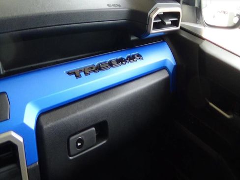 Used 2025 Toyota Tacoma TRD Off-Road image 32