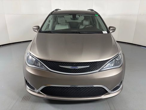 Used 2018 Chrysler Pacifica Touring-L w/ Premium Audio Group image 2