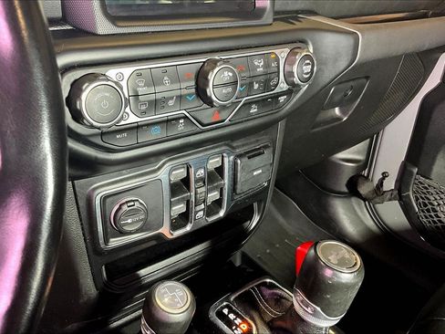 Used 2021 Jeep Wrangler Unlimited Sahara w/ Cold Weather Group AWD/4WD image 16