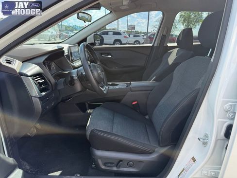 Used 2023 Nissan Rogue SV image 10