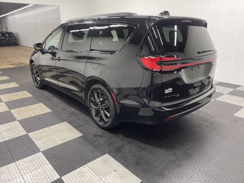 Used 2025 Chrysler Pacifica Limited image 2