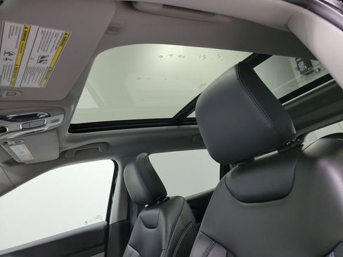 Certified 2022 Jeep Compass Latitude w/ Sun and Sound Group AWD/4WD image 2