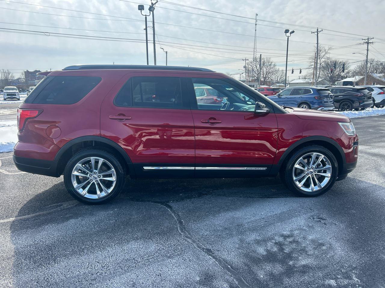 Used 2018 Ford Explorer XLT w/ Equipment Group 202A FWD image 4