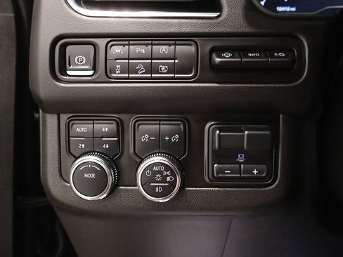 Used 2024 GMC Yukon AT4 w/ Technology Package image 29