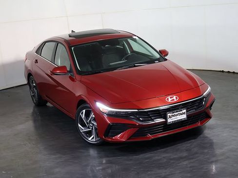 Used 2025 Hyundai Elantra SEL FWD image 7