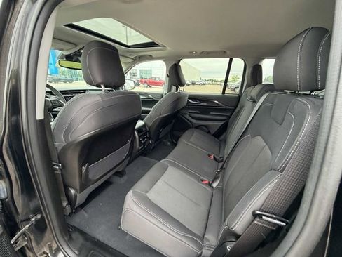 Used 2023 Jeep Grand Cherokee Laredo AWD/4WD image 18