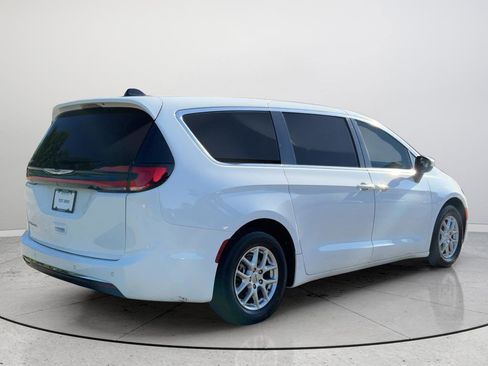 Used 2023 Chrysler Pacifica Touring-L image 7